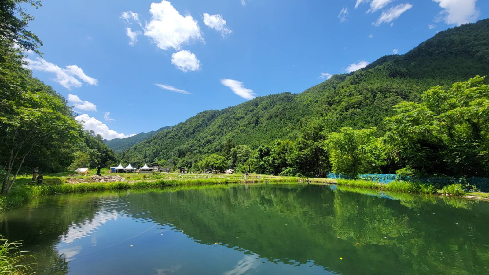 豊かな自然の中で釣りとキャンプを楽しむ